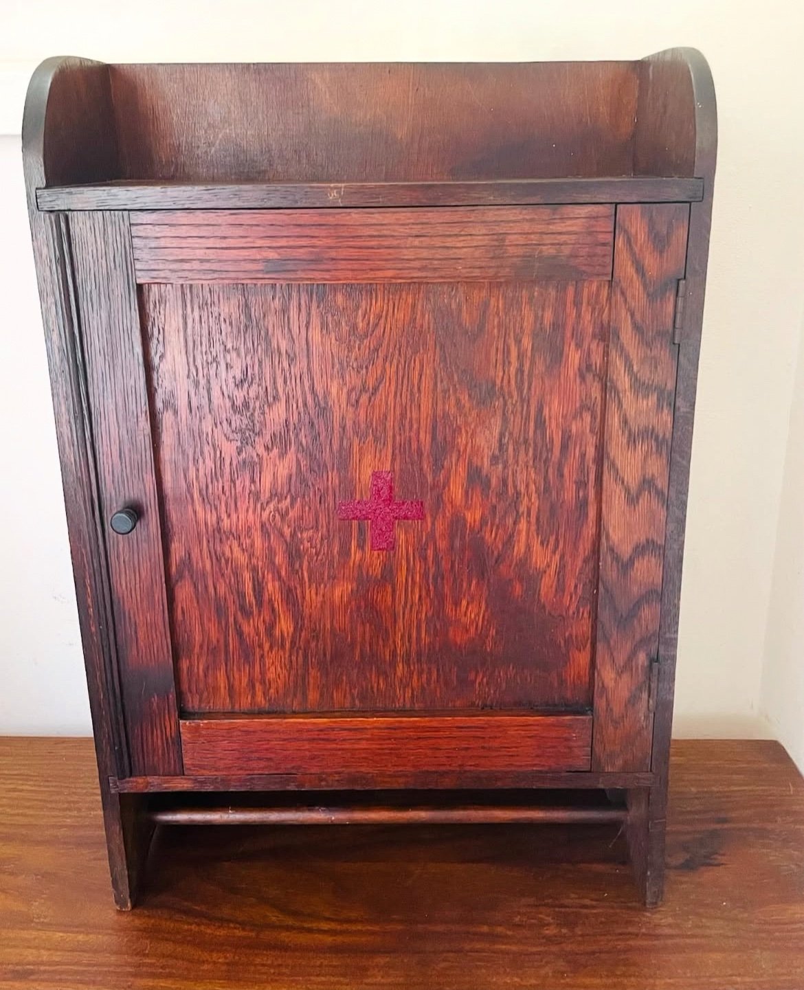 Vintage 1940s First Aid/Medicine cabinet - Image 2